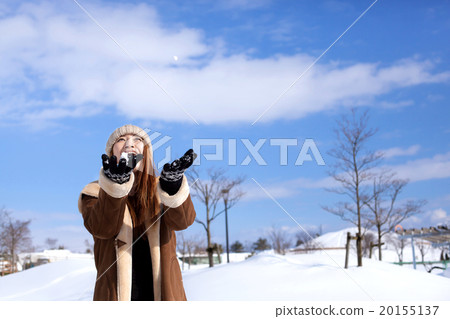 白雪皚皚的風景和時尚的中間女性 白雪皚皚的風景和時尚的中間女性 20155137