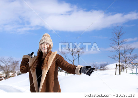 白雪皚皚的風景和時尚的中間女性 白雪皚皚的風景和時尚的中間女性 20155138