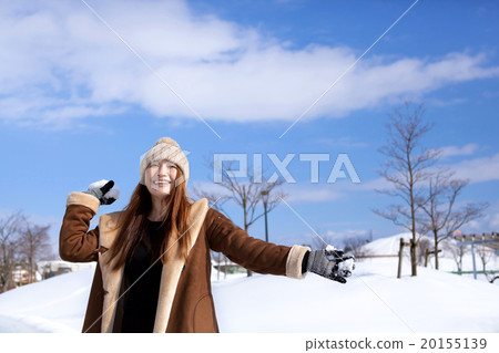 白雪皚皚的風景和時尚的中間女性 白雪皚皚的風景和時尚的中間女性 20155139