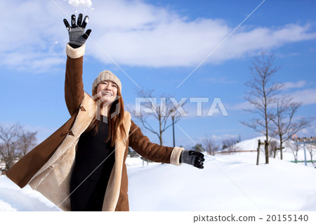 白雪皚皚的風景和時尚的中間女性 白雪皚皚的風景和時尚的中間女性 20155140