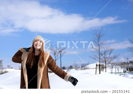 白雪皚皚的風景和時尚的中間女性 白雪皚皚的風景和時尚的中間女性 20155141