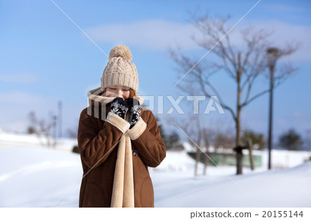 白雪皚皚的風景和時尚的中間女性 20155144