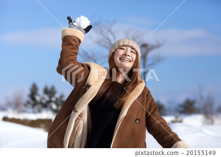 白雪皚皚的風景和時尚的中間女性 白雪皚皚的風景和時尚的中間女性 20155149