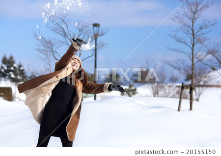 白雪皚皚的風景和時尚的中間女性 20155150