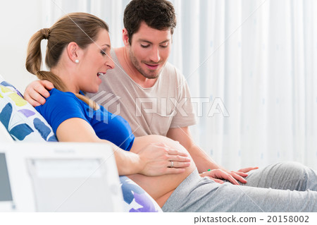 Pregnant woman in delivery room with her man 20158002
