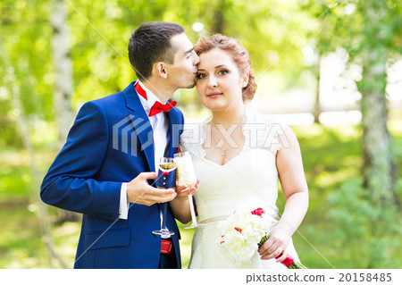 wedding couple in spring nature  20158485