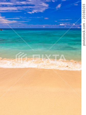 Waves on tropical beach 20160203