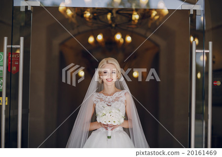 wedding couple in cafe wedding couple in cafe 20161469