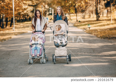 Family walk in the park 20161679
