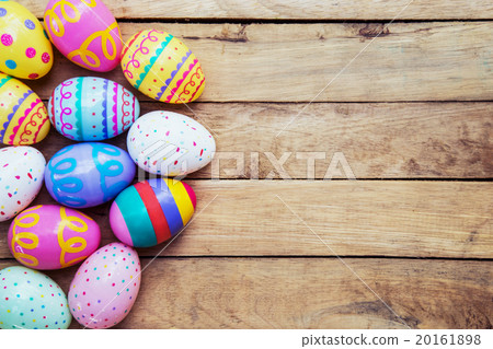 Easter eggs on wooden background with space 20161898