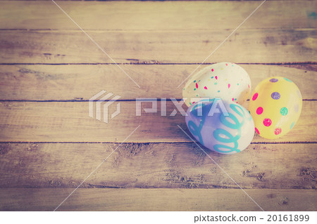 Vintage easter egg on wooden background 20161899