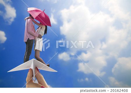 Couple ride paper plane on blur sky background 20162408