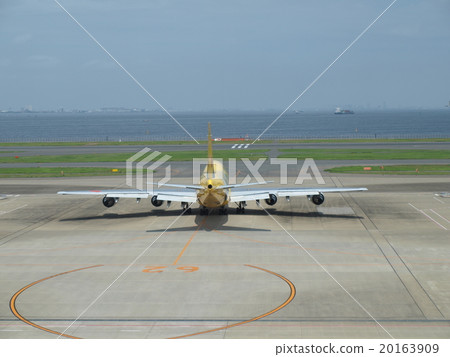 The back of an airplane 20163909