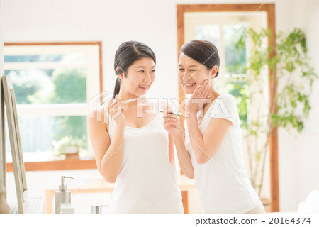 Two-generation Beauty Image 20164374