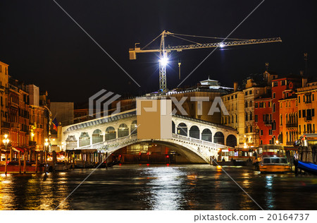 Rialto bridge (Ponte di Rialto) in Venice 20164737
