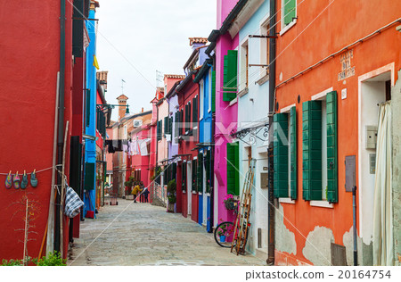 Brightly painted houses at the Burano canal 20164754