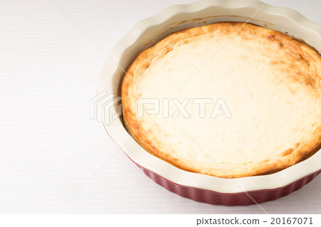 Baked cheesecake in ceramic cake pan on the table 20167071