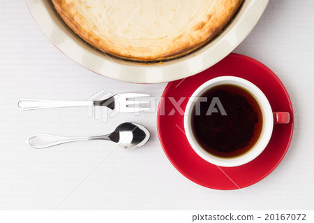 Cup of tea with cheesecake in cake pan 20167072