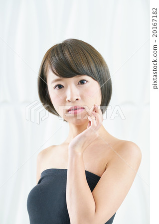有皮膚的一名美麗的婦女 20167182