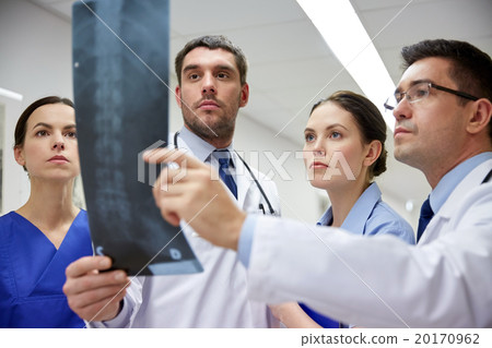 group of doctors looking at x-ray scan image 20170962