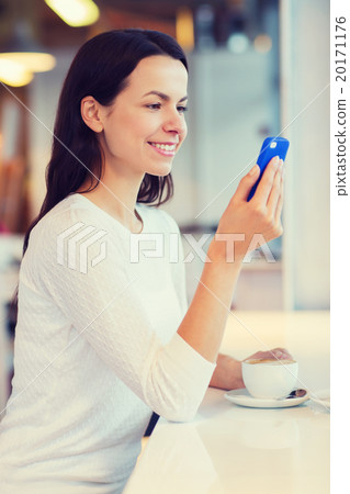 smiling woman with smartphone and coffee at cafe 20171176