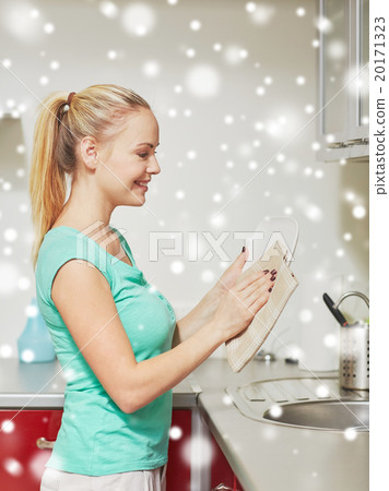 happy woman wiping dishes at home kitchen happy woman wiping dishes at home kitchen 20171323