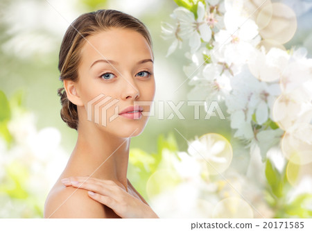 smiling young woman face and shoulders 20171585