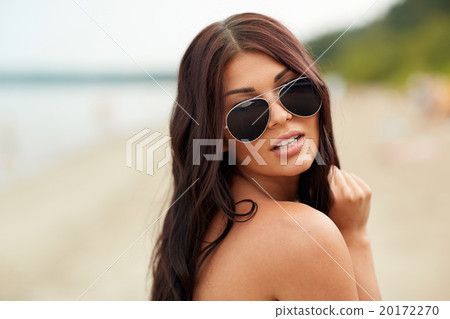 young woman with sunglasses on beach 20172270