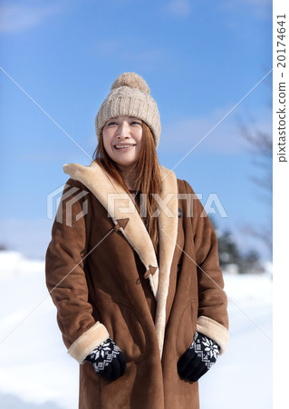 白雪皚皚的風景和時尚的中間女性 白雪皚皚的風景和時尚的中間女性 20174641