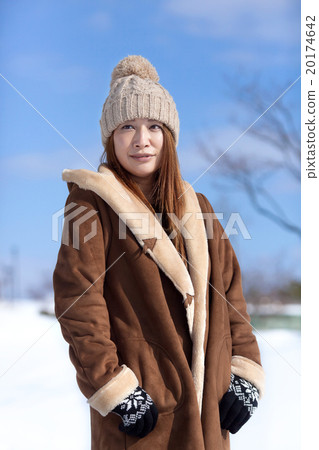 白雪皚皚的風景和時尚的中間女性 白雪皚皚的風景和時尚的中間女性 20174642