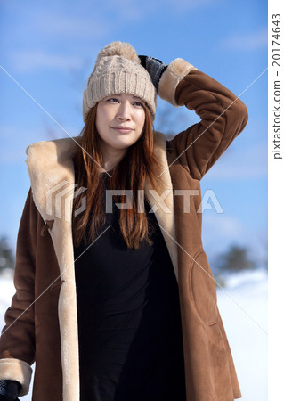 白雪皚皚的風景和時尚的中間女性 白雪皚皚的風景和時尚的中間女性 20174643