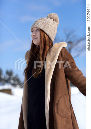 白雪皚皚的風景和時尚的中間女性 白雪皚皚的風景和時尚的中間女性 20174644