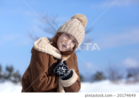 白雪皚皚的風景和時尚的中間女性 20174649