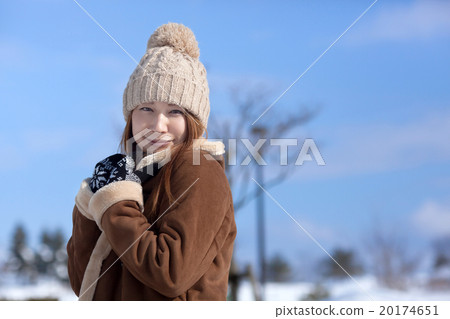 白雪皚皚的風景和時尚的中間女性 白雪皚皚的風景和時尚的中間女性 20174651