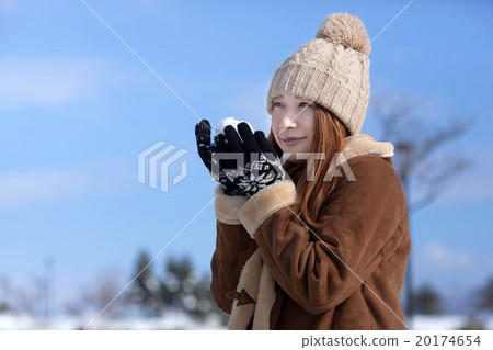 白雪皚皚的風景和時尚的中間女性 白雪皚皚的風景和時尚的中間女性 20174654
