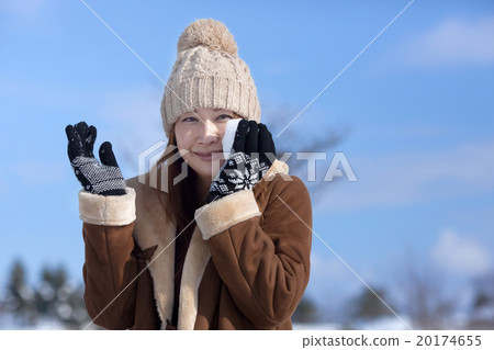 白雪皚皚的風景和時尚的中間女性 20174655