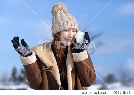白雪皚皚的風景和時尚的中間女性 白雪皚皚的風景和時尚的中間女性 20174656