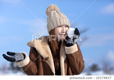 Snowy landscapes and fashionable middle women 20174657