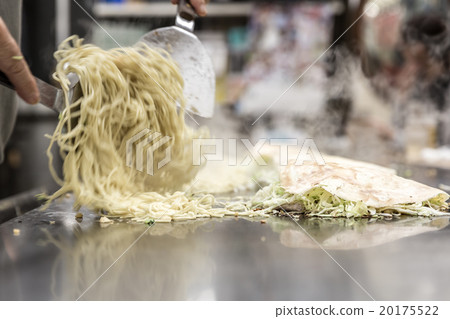 cooking of okonomiyaki 20175522