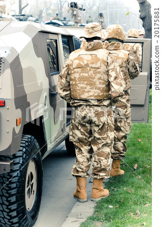US marines near the Humvee 20175881