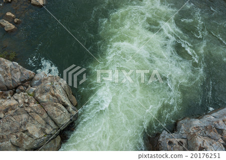 Water flowing over rocks on top view. 20176251