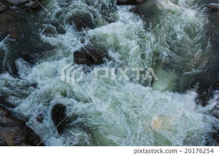 Water flowing over rocks on top view. 20176254