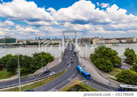 Elisabeth Bridge, Budapest, frontal view 20176606