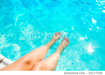 Feet at the swimming pool 20177580