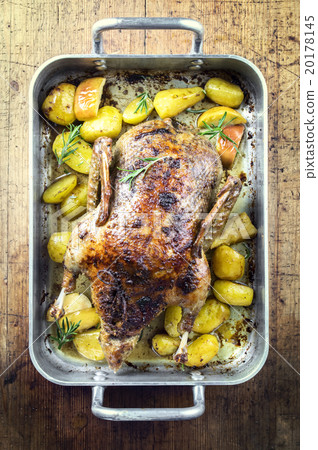 Roast Duck with Apple and Potatoes 20178145
