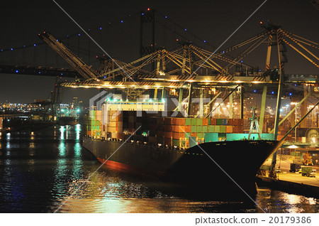 Cargo ship in port 20179386