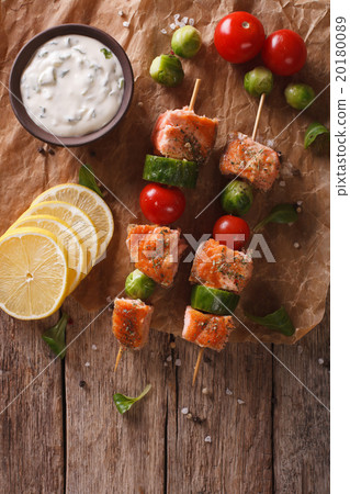 圖庫照片: grilled salmon on skewers and tartar sauce