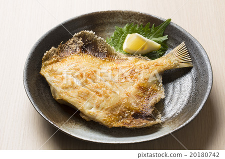 Grilled salmon with salt 20180742