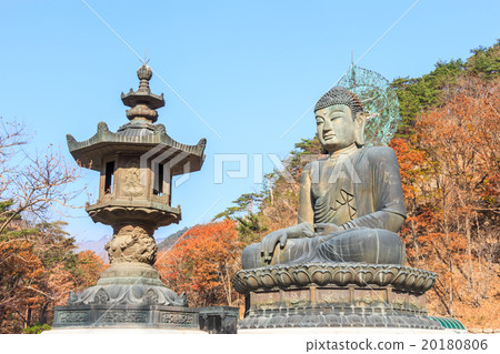statue of buddha at shinheungsa temple 20180806