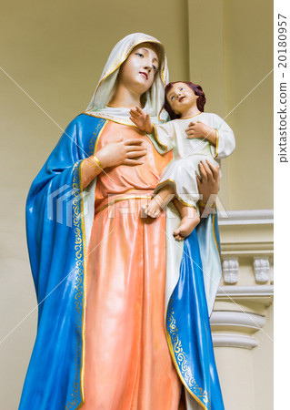 Statue of Maria and jesus 20180957